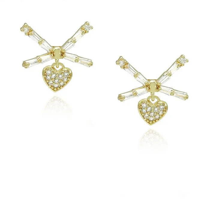 Vrouwelijke kleine ontwerp hartoorbel